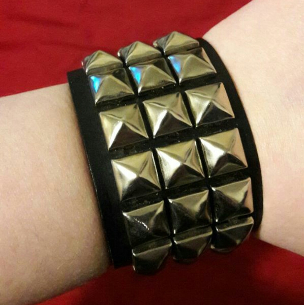 Vintage Hot Topic Pyramid Stud
Cuff